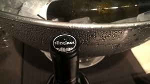 Il contrassegno che distingue i vini altoatesini, che vantano la DOC, è "Sudtirol" che è impresso sulle capsule delle bottiglie.