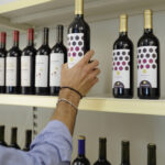 Vino, studio neuromarketing: i consumatori premiano la bottiglia tradizionale
