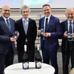 “Nuovo Contrassegno Vini a Denominazione di Origine”. Prosecco DOC scelto come prima bottiglia.