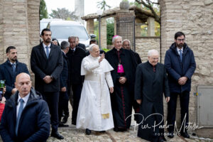 Papa Leone XIV a Montefalco: il Sagrantino tra i simboli dell’accoglienza al Santo Padre