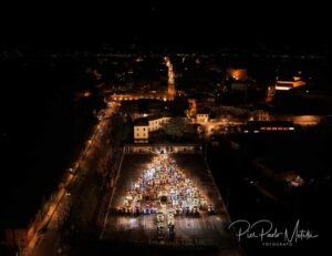 In Umbria un albero di Natale fatto di trattori, così il Consorzio Tutela Vini Montefalco celebra chi cura le vigne ogni giorno